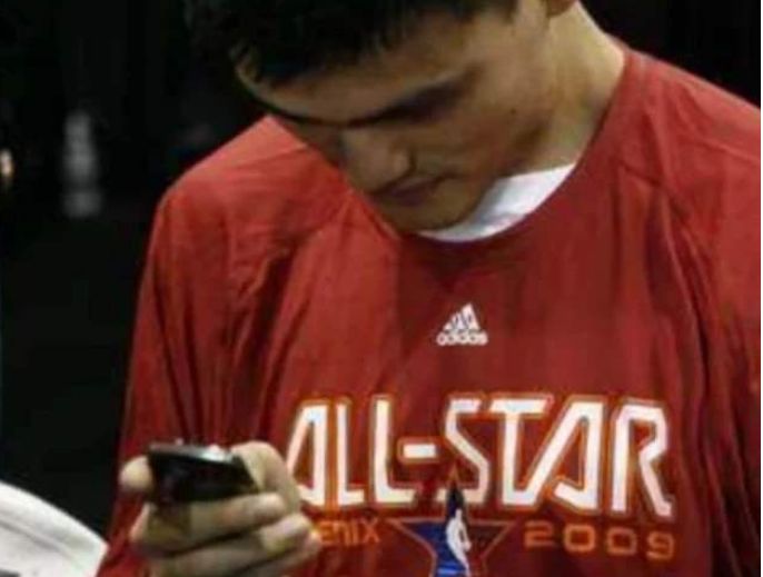 篮球巨人“玩手机”都啥样？科比像在“抠手指”，奥尼尔用手机笔点屏幕(1)