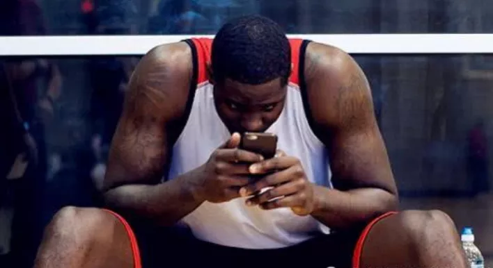 篮球巨人“玩手机”都啥样？科比像在“抠手指”，奥尼尔用手机笔点屏幕(4)