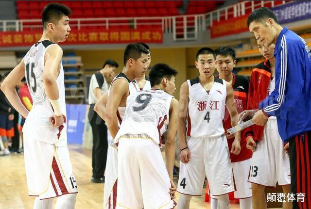 中国篮坛后继有人，天才中锋打出超强表现，父母都是篮球运动员！(1)