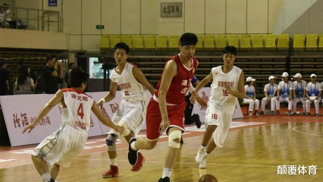 中国篮坛后继有人，天才中锋打出超强表现，父母都是篮球运动员！(3)