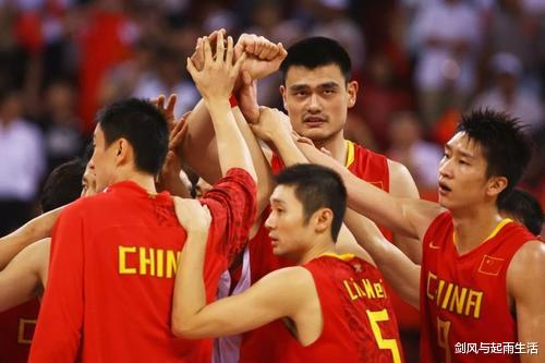 中国男篮经历了什么？世界排名跌至28位，寄希望于未来(2)