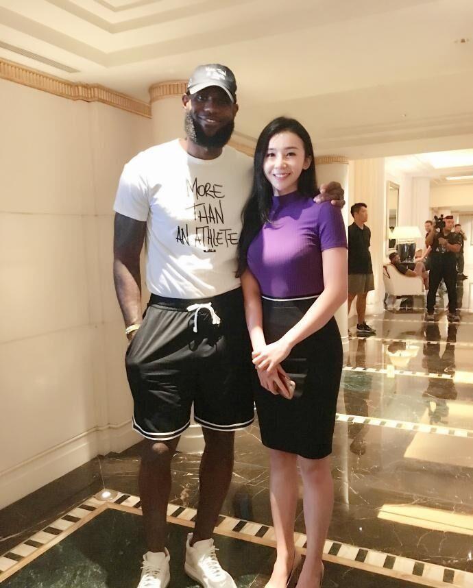 中国最美NBA女主播张曼源，结交强壮男友，发图秀出‘惹火身材’(4)