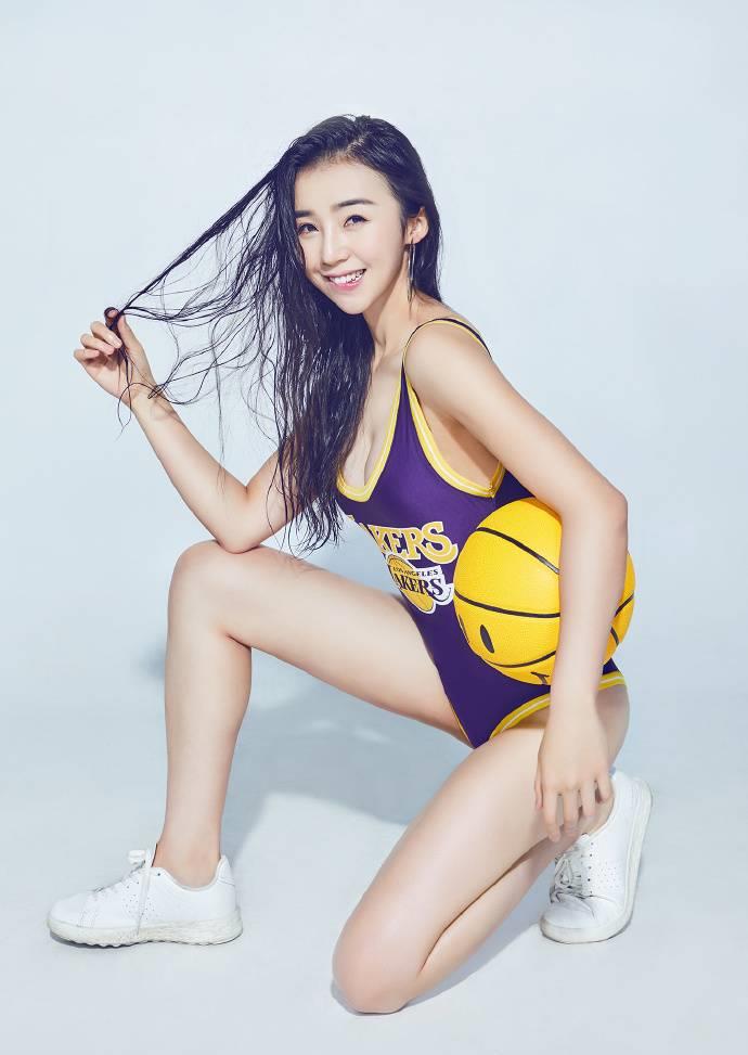 中国最美NBA女主播张曼源，结交强壮男友，发图秀出‘惹火身材’(6)