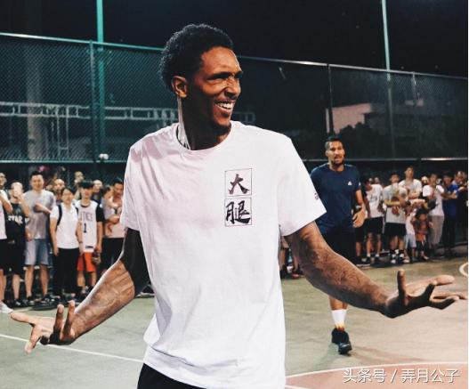 nba球星t恤衫 你还记得穿过中文T恤的NBA球星吗(1)