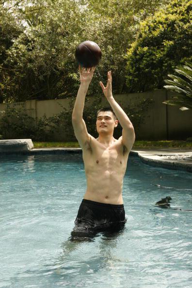 NBA球员遇到泳池会发生什么？詹姆斯用粉红泳圈，一人像水怪(5)