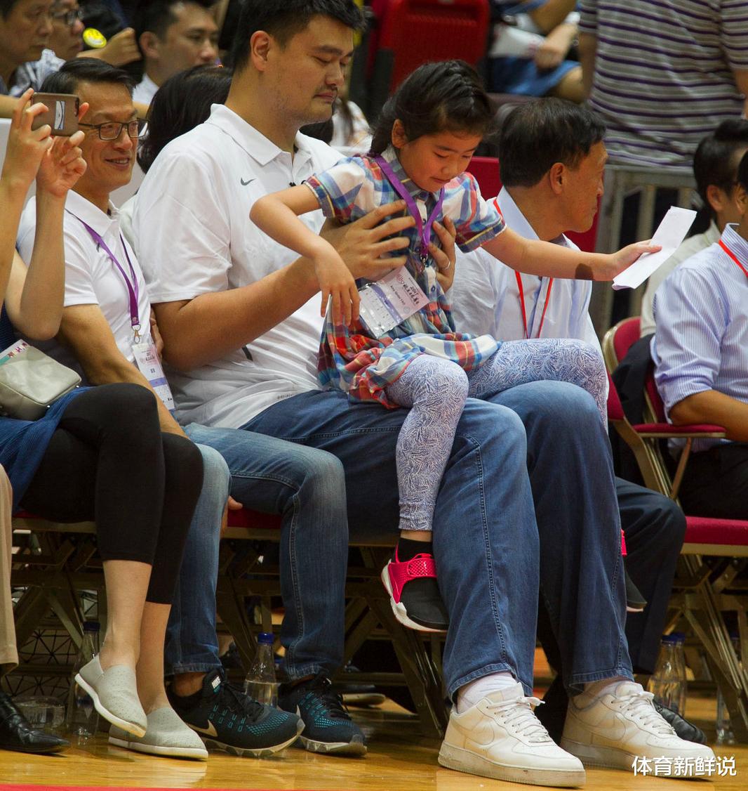姚明亲口回答女儿为何加入美国籍，中国篮球旗帜的回复让人叫绝(2)