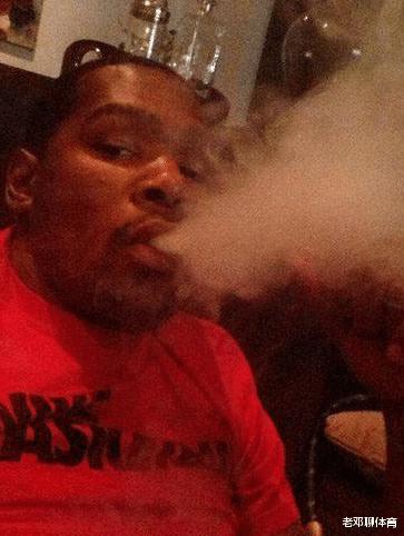 NBA球星抽烟的样子：安东尼霸气 库里呆萌 杜兰特像喷火(6)