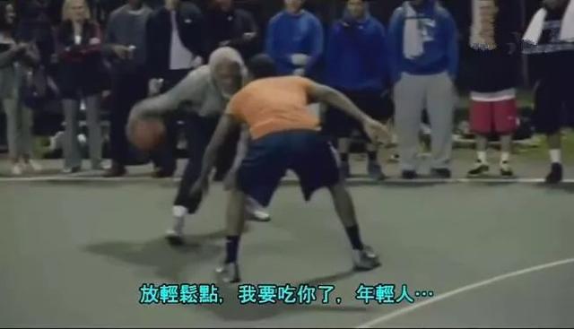 nba球星扮演老人 NBA球星化妆成老头去篮球场上挑战年轻人(3)