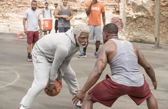 nba球星扮演老人 NBA球星化妆成老头去篮球场上挑战年轻人(13)