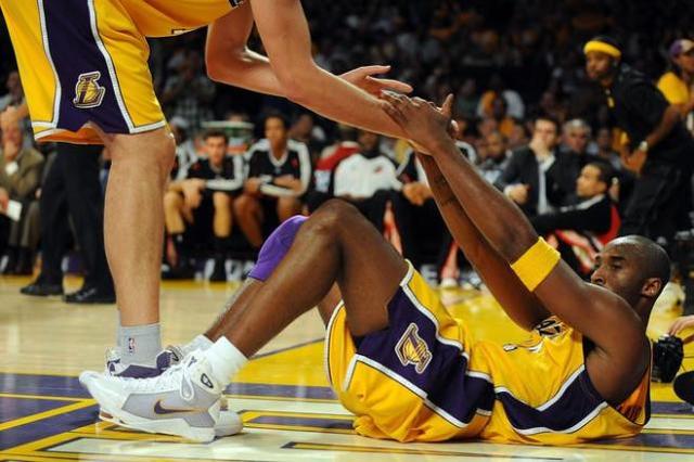 nba球员摔倒不痛吗 为什么NBA球员摔倒(1)