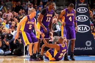 nba球员摔倒不痛吗 为什么NBA球员摔倒(4)