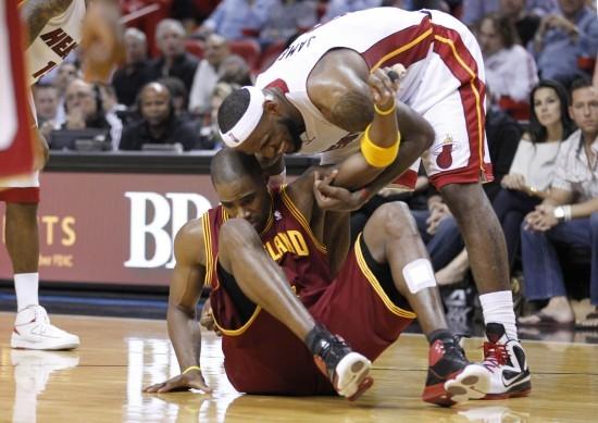 nba球员摔倒不痛吗 为什么NBA球员摔倒(8)