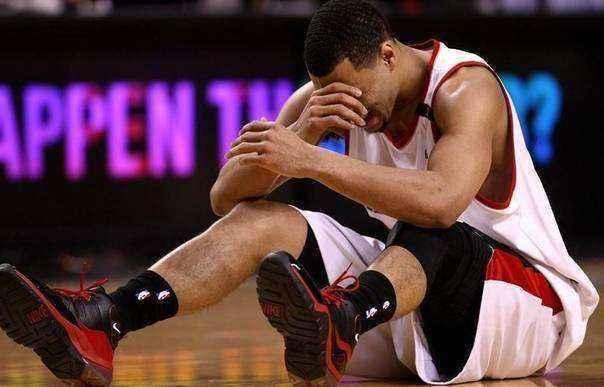 nba球员受伤 NBA球员受伤的瞬间(13)
