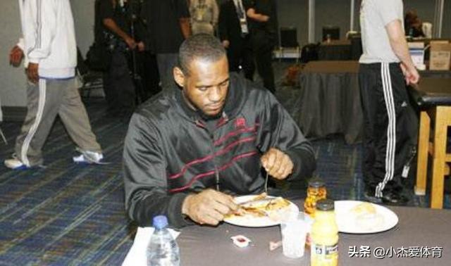 nba运动员在吃饭 NBA球员饭量这么大(2)