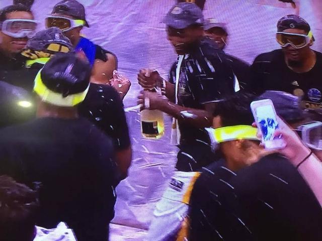 nba总决赛夺冠庆祝 勇士队喷了18万美刀的香槟庆祝斩获NBA总冠军(1)