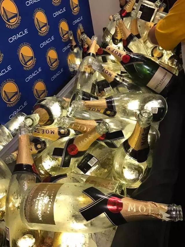nba总决赛夺冠庆祝 勇士队喷了18万美刀的香槟庆祝斩获NBA总冠军(2)