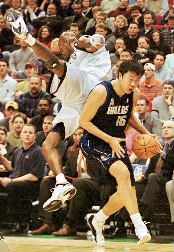 中国打过nba的人物 打过NBA的中国男人(1)