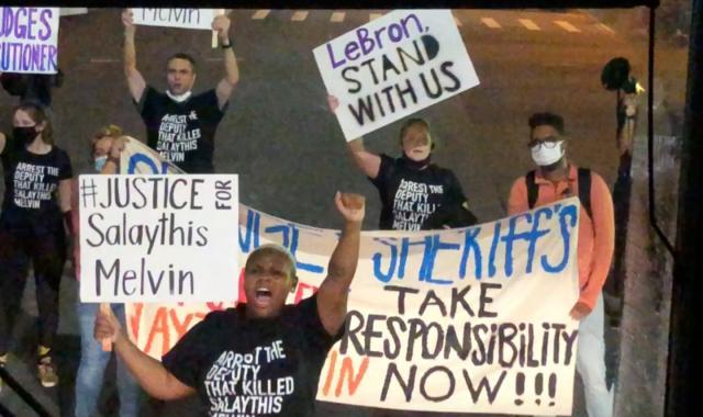 美国抗议者围堵媒体大巴：要求NBA球星为其发声(1)