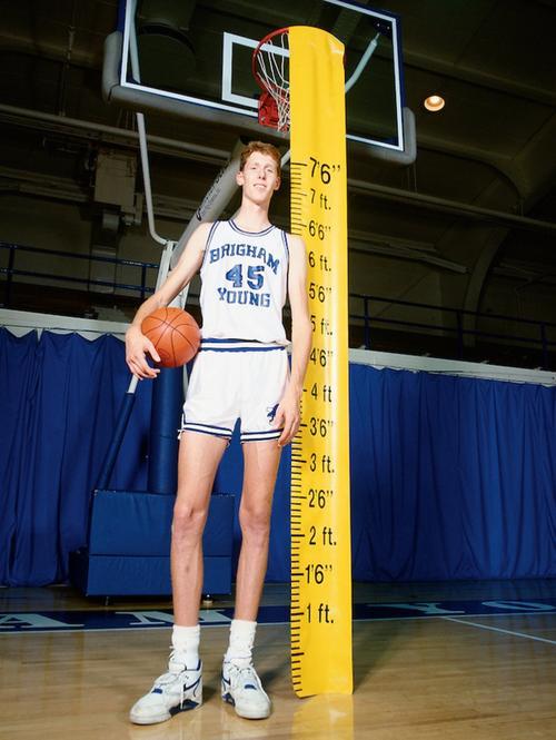 NBA中巨人的身材你知道是哪些球员吗？小巨人姚明属第一高度！(3)
