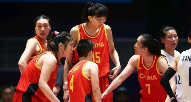 中国女篮后继有人！2米26小将练球5年基因强大，父母皆为运动员(1)