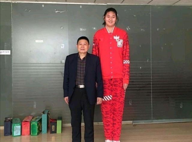 中国女篮后继有人！2米26小将练球5年基因强大，父母皆为运动员(2)