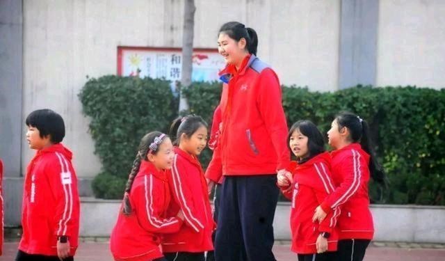 中国女篮后继有人！2米26小将练球5年基因强大，父母皆为运动员(3)