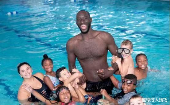 NBA球星游泳都什么样？2米31巨人如水怪，詹姆斯用粉色游泳圈(1)