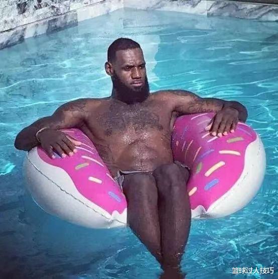 NBA球星游泳都什么样？2米31巨人如水怪，詹姆斯用粉色游泳圈(3)