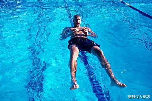 NBA球星游泳都什么样？2米31巨人如水怪，詹姆斯用粉色游泳圈(5)