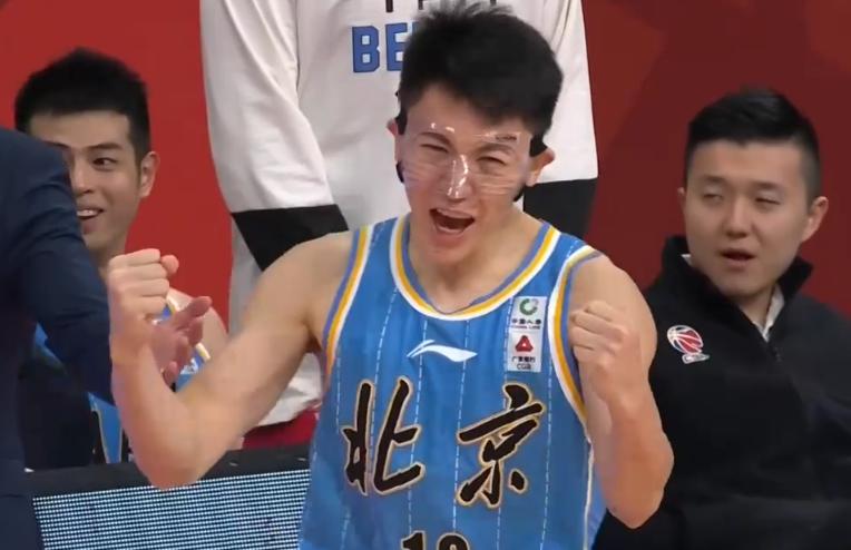 裁判吹违体！刘晓宇开心鼓掌+振臂庆祝，深圳球员的举动赢得掌声(3)