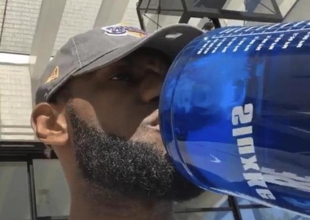 NBA球员是怎样喝水的？库里做法新颖，奥尼尔节目效果出色(2)