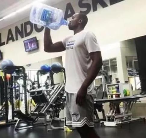 NBA球员是怎样喝水的？库里做法新颖，奥尼尔节目效果出色(3)