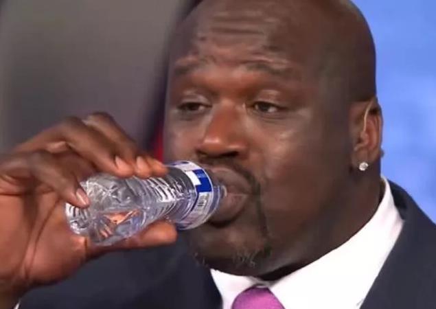 NBA球员是怎样喝水的？库里做法新颖，奥尼尔节目效果出色(5)