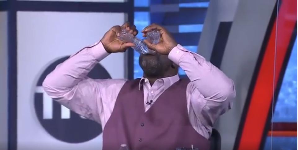 NBA球员是怎样喝水的？库里做法新颖，奥尼尔节目效果出色(6)