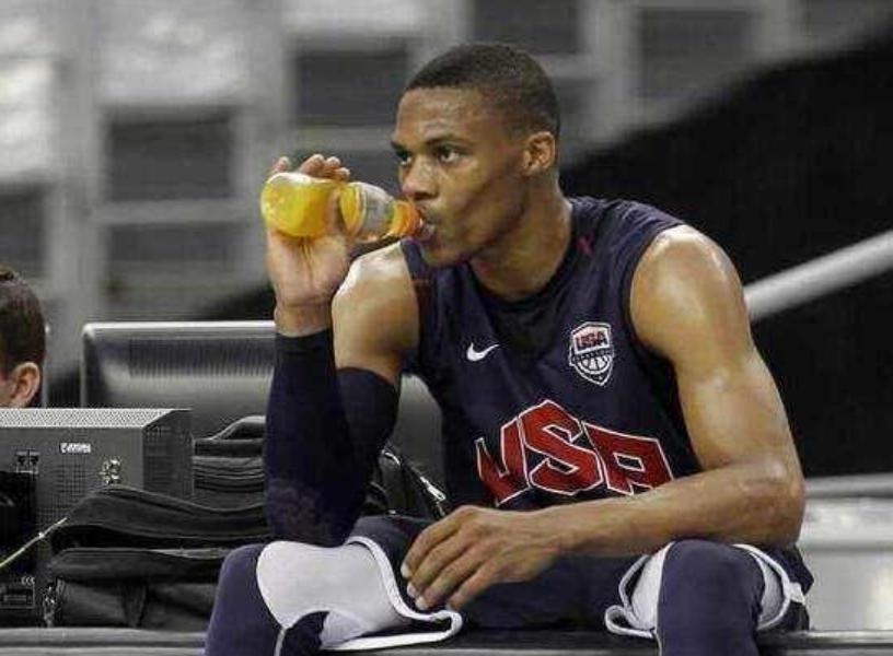 NBA球员是怎样喝水的？库里做法新颖，奥尼尔节目效果出色(7)