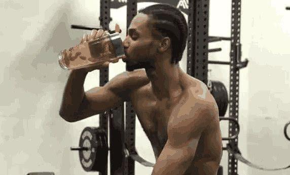 NBA球员是怎样喝水的？库里做法新颖，奥尼尔节目效果出色(8)