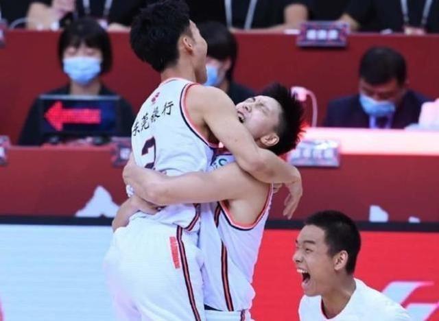 垫脚、演戏？广东男篮的团体精神值得学习！年轻球员挨完骂笑着赢(4)