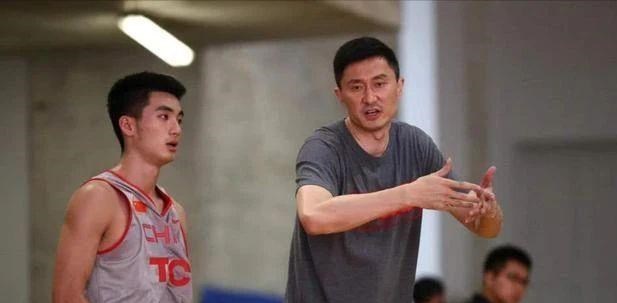 中国男篮迎来变局！杜锋重拾前辈战术，他的创新能成功么？很期待(4)
