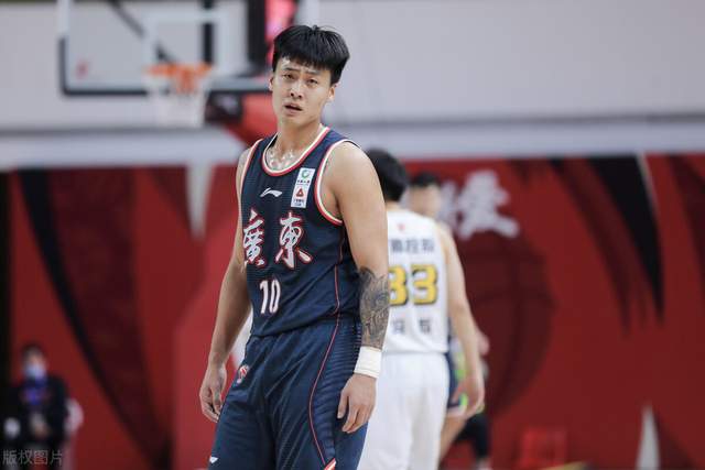 中国男篮未来的后卫实力对比：徐杰挤进前五，第一不是郭艾伦(6)