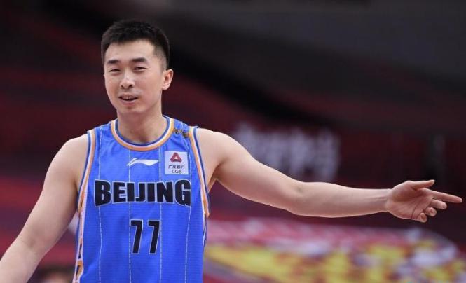 CBA暗流涌动！北京男篮动作不断，23岁神塔证明自己，一人续约惹怒球迷(4)