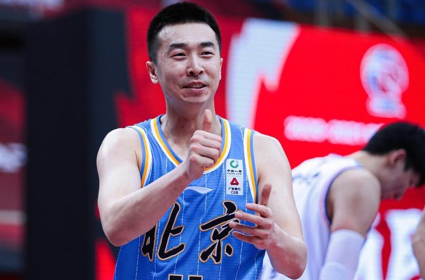 CBA暗流涌动！北京男篮动作不断，23岁神塔证明自己，一人续约惹怒球迷(5)