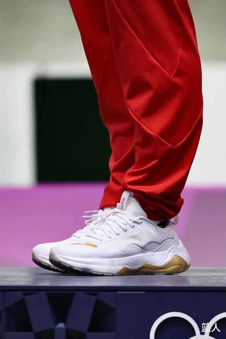 奥运会球鞋：中国女篮获得铜牌，安踏的领奖鞋很帅！(7)