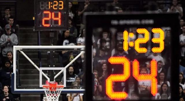 篮球比赛裁判一吹口哨，计时器就暂停是什么原理？(1)