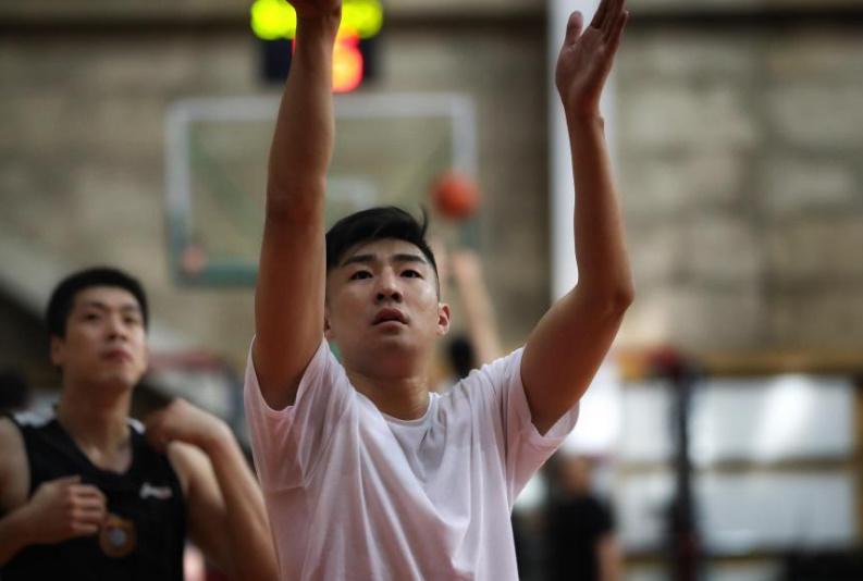 山东男篮试训26岁深圳男篮悍将，曾对飚麦迪狂砍32分，号称最强小前锋(1)