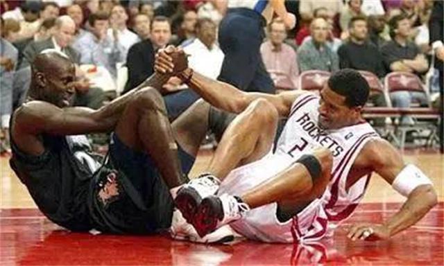 NBA文化！NBA球员倒地被队友拉起，体现出了竞技体育的精神(1)