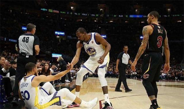 NBA文化！NBA球员倒地被队友拉起，体现出了竞技体育的精神(2)
