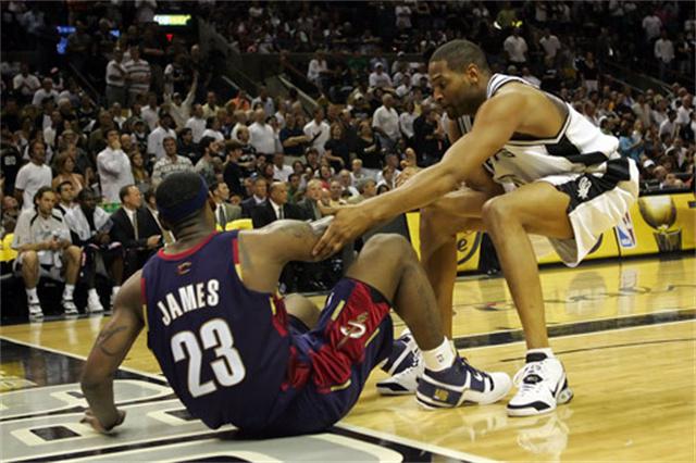NBA文化！NBA球员倒地被队友拉起，体现出了竞技体育的精神(3)