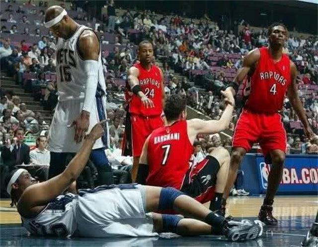 NBA文化！NBA球员倒地被队友拉起，体现出了竞技体育的精神(4)