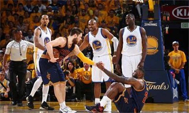 NBA文化！NBA球员倒地被队友拉起，体现出了竞技体育的精神(6)