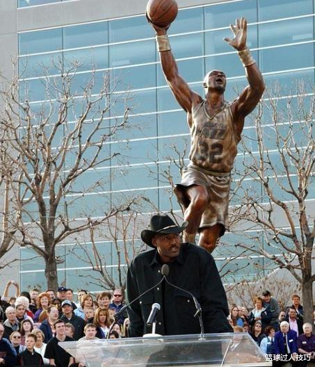 NBA巨星雕像分4个等级：巴克利买家秀C级，马龙A级，那SSS级呢？(2)